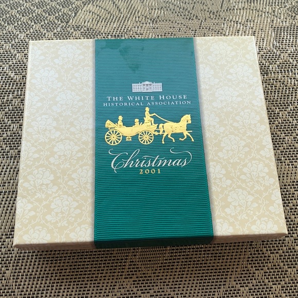 Christmas 2001 White House Ornament - Picture 1 of 4